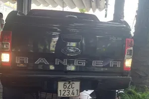 Xe bán tải tự lùi vào quán cà phê, khiến một người bị thương