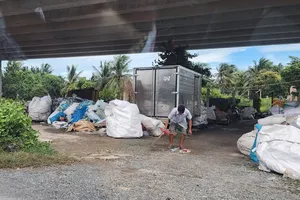 Tìm ẩn nguy cơ cháy nổ từ bãi phế liệu dưới gầm cầu cạn cao tốc TP Hồ Chí Minh - Trung Lương