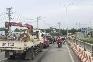 Sửa chữa cầu trên cống Rạch Chanh giao thông trên Quốc lộ 62 ùn ứ