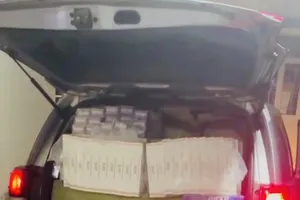 Công an tạm giữ một xe ô tô vận chuyển 14.000 gói thuốc lá lậu