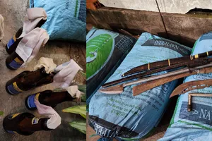 Mang 'bom xăng', hung khí đi giải quyết mâu thuẫn thì gặp công an