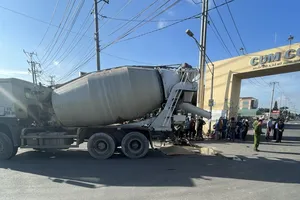 Va chạm với xe bồn, cô gái 18 tuổi đi xe máy tử vong 