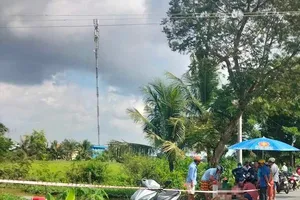 Hiện trường người đàn ông nằm tử vong dưới mương nước, cạnh xe máy