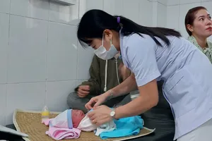 Bé gái sơ sinh bị bỏ rơi trong túi nilong, bên cầu lúc đêm tối