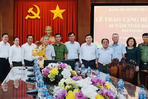 Long An: Trao tặng huy hiệu cho 345 đảng viên dịp 2-9