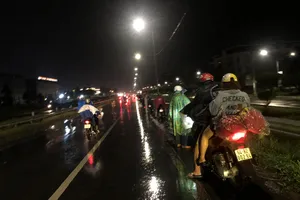 Dòng người dầm mưa trong đêm trở về miền Tây nghỉ lễ