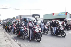 Người dân đội nắng về miền Tây trong ngày nghỉ lễ đầu tiên 2-9