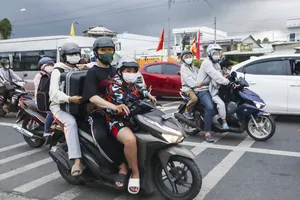 Người dân sáng đội mưa, trưa đội nắng trở lại TP.HCM