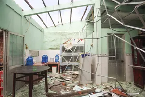 Mưa lớn, kèm theo lốc xoáy làm tốc mái 137 căn nhà ở Long An