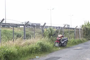 Mối nguy hiểm từ nạn phá rào cao tốc TP.HCM - Trung Lương