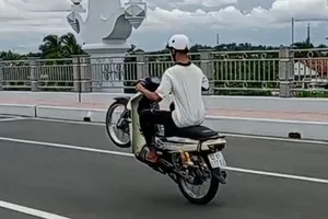 Thanh niên 'bốc đầu’ trên xe máy câu view, bị CSGT xử phạt