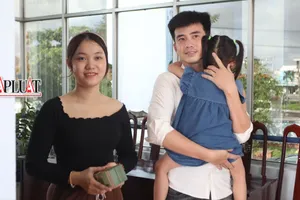 Công an trao lại tiền cho gia đình bé gái 3 tuổi bị bắt cóc đòi tiền chuộc ở Long An