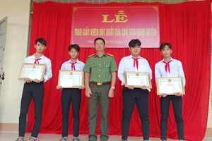 Khen thưởng 4 em học sinh phát hiện quả đạn pháo trong nhà người dân