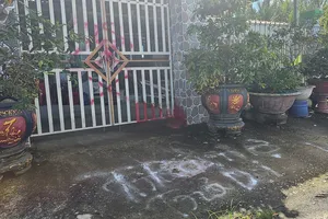 Công an truy tìm nhóm người tạt sơn 5 lần vào nhà dân đòi nợ