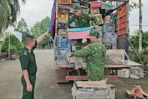 Biên phòng Long An tiến hành kiểm định 5 tấn hàng hóa không rõ nguồn gốc
