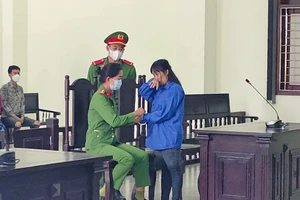 Đâm chết đồng nghiệp, nữ tiếp viên quán karaoke lãnh 8 năm tù 