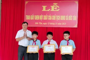 Ba em học sinh ở Long An phát hiện 2 trái pháo 105mm trình báo Công an