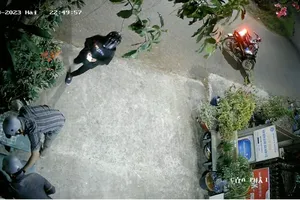 3 thanh niên vẽ sơn quảng cáo cá cược 