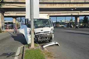 Ô tô tải lao vào cột đèn, tài xế may mắn thoát nạn