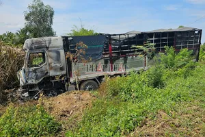 Xe tải bốc cháy, tài xế nhảy ra ngoài thoát thân bị thương gãy chân