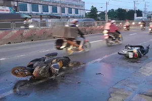 Xe máy bốc cháy dữ dội, hai người bị thương khi va chạm với xe máy khác cùng chiều
