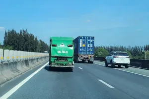 Nhiều phương tiện vẫn cố tình lấn làn đường khẩn cấp để vượt trên cao tốc TP.HCM – Trung Lương