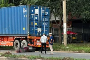 Xe máy tông vào đuôi xe container đang đậu, nam thanh niên tử vong tại chỗ