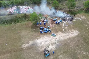 Mật phục, bắt quả tang vi phạm trên 2 con đường đầy rác cạnh khu công nghiệp ở Long An