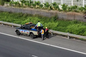 Thanh niên đi xe máy lạc vào cao tốc, được Đội Duy tu bảo dưỡng cao tốc TP.HCM – Trung Lương chở ra ngoài