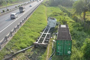 Xe đầu kéo tông sập hàng rào cao tốc, văng ra ngoài