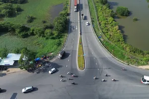 Nguy hiểm rình rập tại nút giao Quốc lộ 62 ra vào cao tốc TP.HCM – Trung Lương