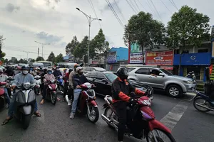 Người dân ùn ùn trở lại TPHCM sau kỳ nghỉ Tết Dương lịch