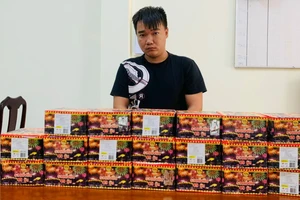 Thanh niên sử dụng xe máy chở 35kg pháo lậu, bị công an bắt giữ