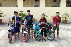 Bắt nhóm xăm trổ giả Cảnh sát hình sự cướp tài sản người đi đường