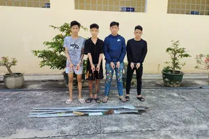 Khởi tố 4 thanh niên mang hung khí đi giải quyết mâu thuẫn