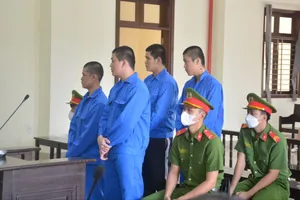 Nghi bị nhìn đểu, nam thanh niên bị đâm 21 nhát dao