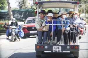 Đông đảo Khách du lịch đổ về làng hoa Sa Đéc ngắm hoa những ngày giáp Tết