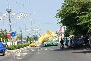 Trên đường vận chuyển linh vật rồng ở Tiền Giang bị rơi gãy đầu