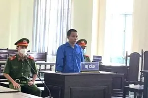 Dùng súng bắn người lãnh 30 tháng tù