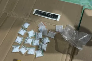 Bắt giữ 2 thanh niên tàng trữ, bán ma túy cho nhóm nam nữ sử dụng trong quán karaoke