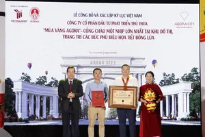 Long An: Cổng chào Kỷ lục Việt Nam 'Mùa vàng Agora' với hoạ tiết bông lúa