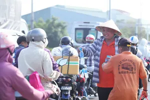 Ấm áp tình người trên đường về quê đón Tết