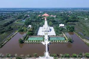 Mùng 1 Tết, đông đảo người dân viếng chùa lớn lớn nhất Tiền Giang xin lộc đầu năm
