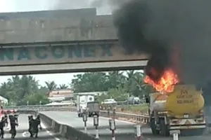 Xe bồn chở nhiên liệu bốc cháy trên cao tốc TP.HCM – Trung Lương
