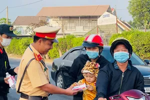 Công an Long An lập chốt giúp đỡ người dân trở lại làm việc sau kỳ nghỉ tết