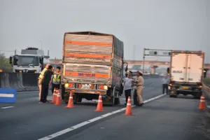 Ba ô tô va chạm liên hoàn trên cao tốc TP.HCM - Trung Lương lúc sáng sớm