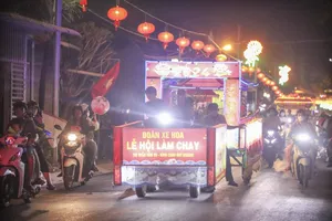 Xe hoa khuấy động đường phố trong đêm Lễ hội Làm Chay ở Long An