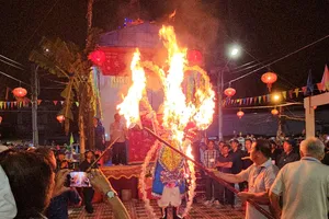 Người dân chờ 'đốt Ông Tiêu' lúc nửa đêm, xin lộc về nhà tại Lễ hội Làm Chay