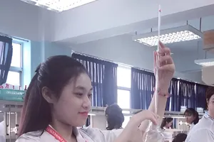 Nữ cử nhân dược lên đường nhập ngũ trong ngày kỷ niệm Thầy Thuốc Việt Nam