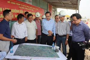 Phó Chủ tịch UBND tỉnh Long An kiểm tra các dự án giao thông trọng điểm.